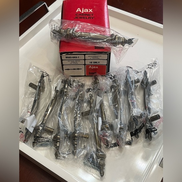 VINTAGE AJAX MEDITERRANEAN CABINET HANDLES, SET OF 10, ANTIQUE BRASS:SCOVILL - Picture 5 of 7